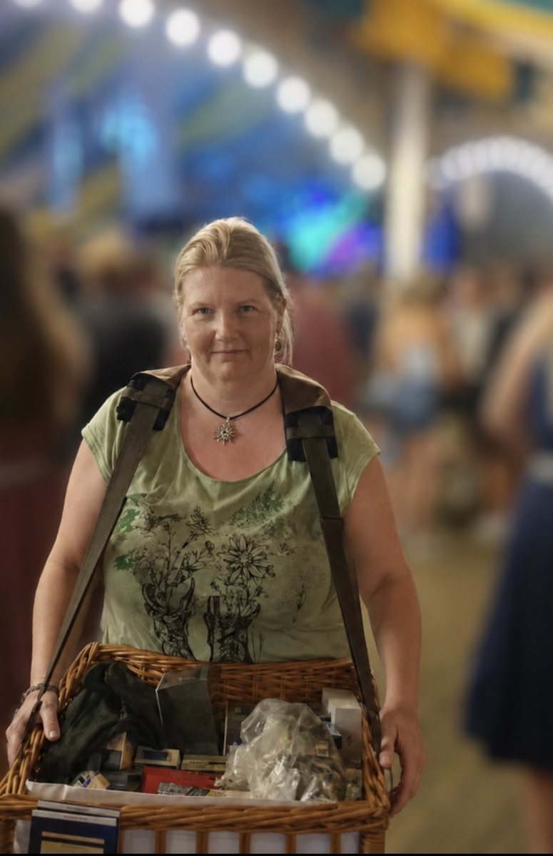 Beate mit ihrem Bauchladen im Festzelt beim Grenzlandfest Zwiesel