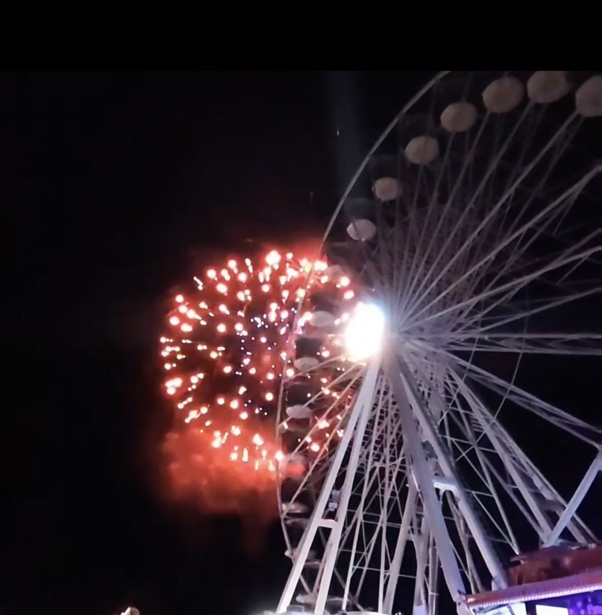 Feuerwerk neben dem beleuchteten Riesenrad