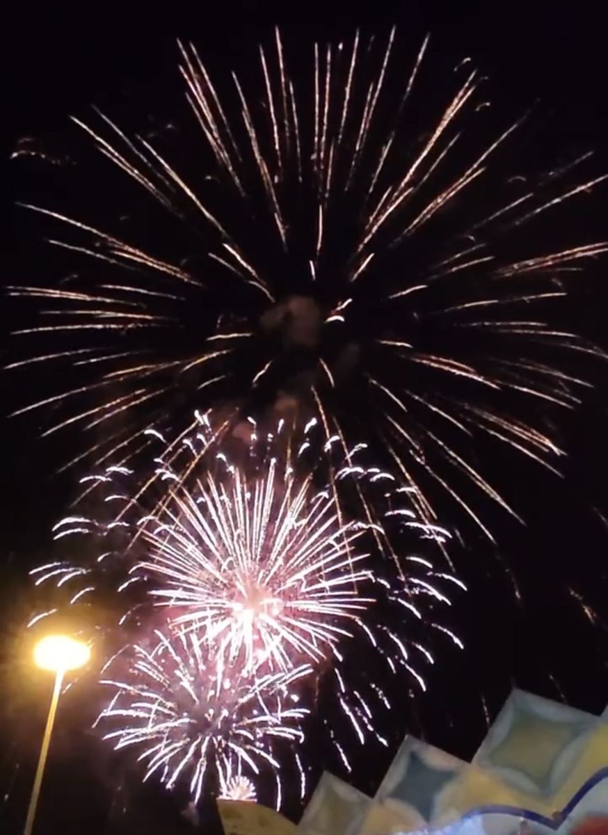 Goldenes und wei&szlig;es Feuerwerk &uuml;ber dem Grenzlandfest