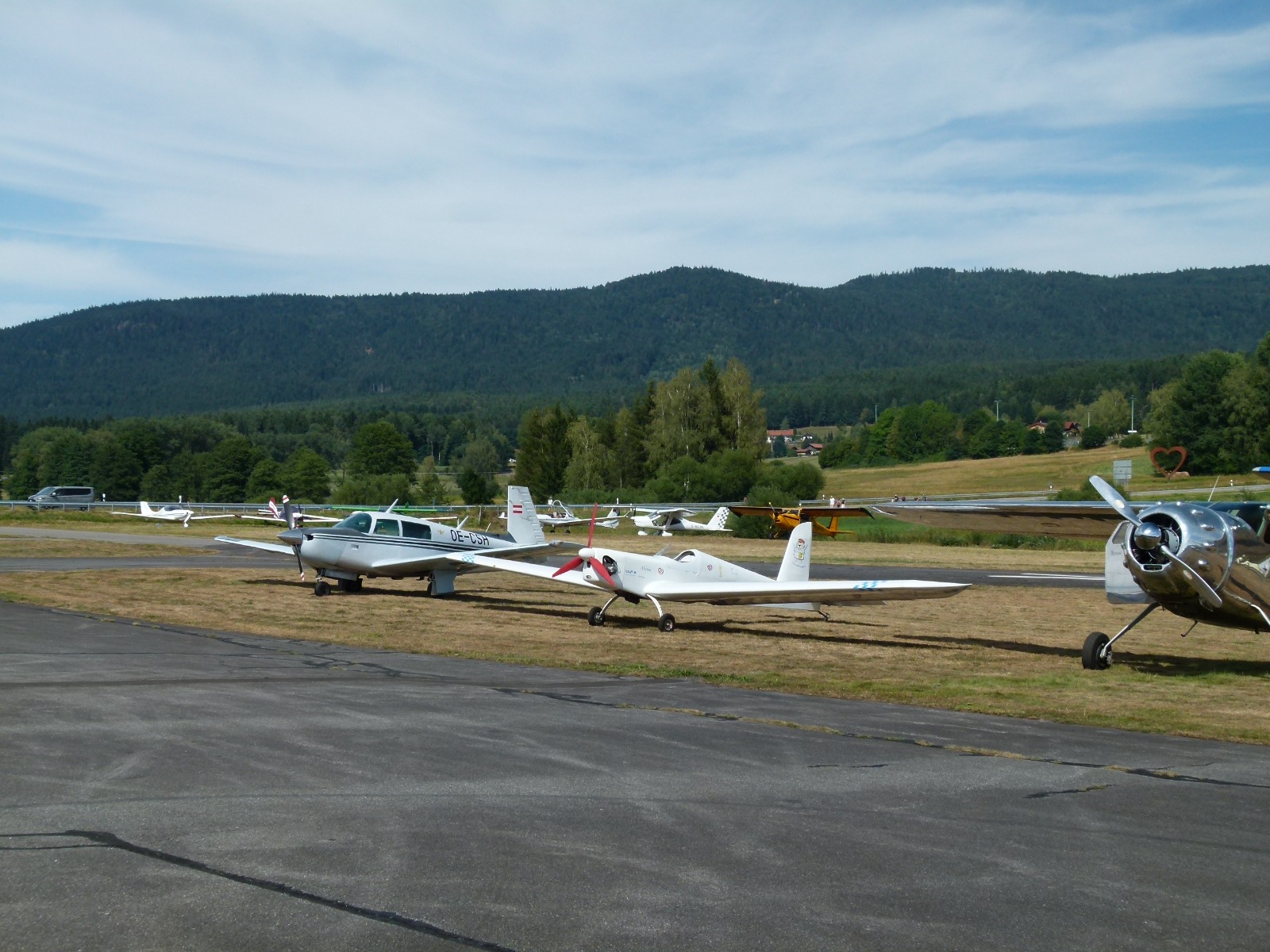 Kleinflugzeuge am Flugplatz Arnbruck, dahinter die H&uuml;gel des Bayerischen Waldes